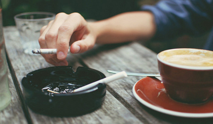 Cà phê và thuốc lá được phát hiện khó đi đôi với nhau - Ảnh: favim.com