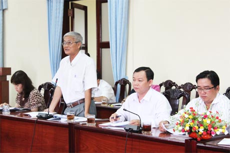 Ông Phạm Văn Chính, Phó Giám đốc Sở Tư pháp phát biểu ý kiến đóng góp.