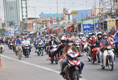 Ùn tắc giao thông cục bộ trên Quốc lộ I (đoạn qua ngã 3 Trung Lương, tỉnh Tiền Giang) vào dịp lễ 30-4 và 1-5 năm 2013. Ảnh: Vân Anh