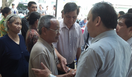 Nguyễn Văn Hùng giám đốc sở GTVT cùng đoàn công tác của Bộ GTVT đến thăm hỏi chia buồn cùng gia đình nạn nhân.