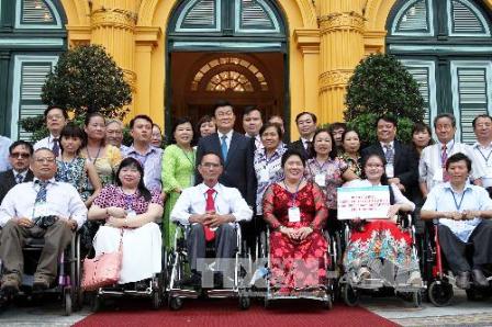  Chủ tịch nước Trương Tấn Sang gặp mặt các tổ chức và người khuyết tật tiêu biểu (Ảnh: Nguyễn Khang.TTXVN)