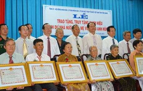 Lãnh đạo tỉnh trao danh hiệu Bà mẹ Việt Nam Anh hùng.