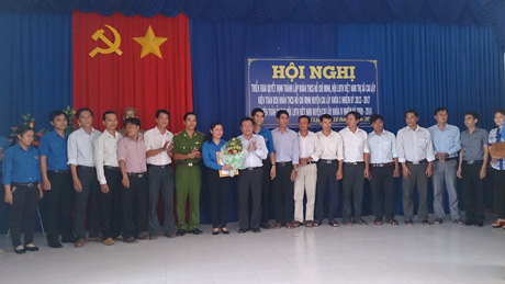 Đồng chí Phạm Nguyễn Hoàng Vũ - Phó Bí thư Thường trực Tỉnh Đoàn Tiền Giang trao quyết định thành lập Đoàn TNCS Hồ Chí Minh Thị xã Cai Lậy.