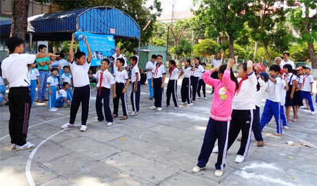 Trẻ tham gia trò chơi vận động.