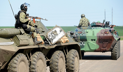 Lính đặc nhiệm Ukraine và xe thiết giáp trên đường tiến vào thành phố Slaviansk (Ảnh: AFP)