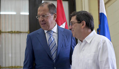 Ngoại trưởng Nga Sergey Lavrov (trái) trong cuộc tiếp xúc với người đồng cấp Bruno Rodriguez (Ảnh: AP)