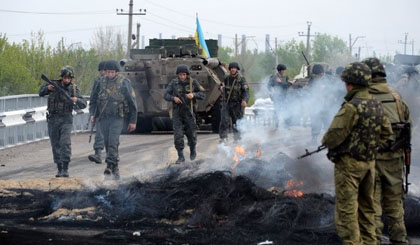 Binh sỹ quân đội Ukraine tại một trạm kiểm soát ở làng Andreevka, cách trung tâm thành phố Slavyansk khoảng 7km ngày 2-5. 