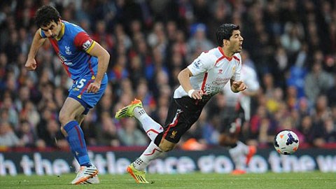 Suarez (trái) và đồng đội chỉ giành được 1 điểm trước Crystal Palace