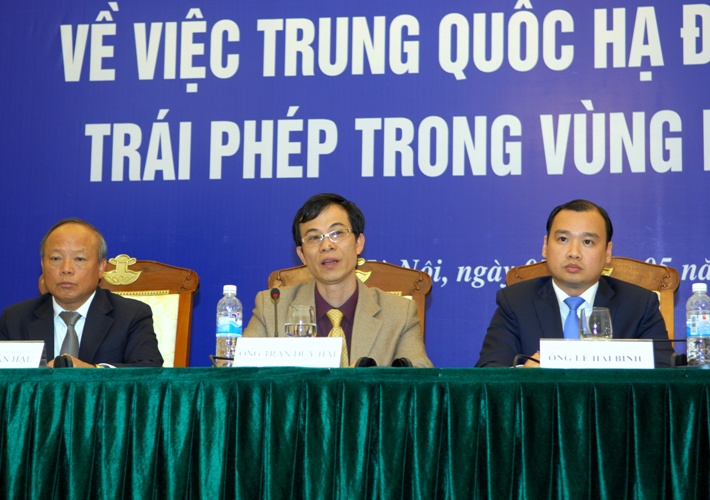 Ông Trần Duy Hải, Phó Chủ nhiệm Ủy ban Biên giới Quốc gia (ở giữa) phát biểu tại buổi họp báo.