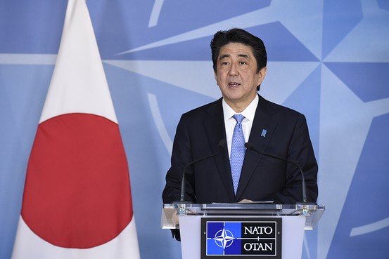  Thủ tướng Nhật Bản Shinzo Abe phát biểu tại trụ sở NATO ở Brussels (Bỉ)  (Ảnh: AFP/Getty Images)