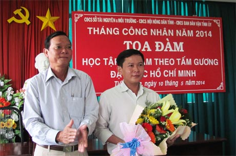 Bí thư Đảng ủy Khối các cơ quan tỉnh Nguyễn Thanh Nhàn tặng hoa đại diện Ban tổ chức buổi tọa đàm.