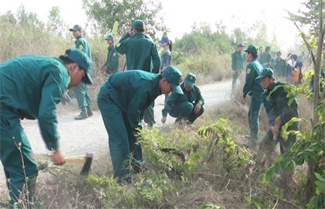 Lực lượng dân quân tham gia vệ sinh môi trường.