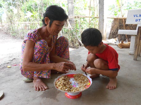 Tiền công mỗi ngày từ việc lột vỏ lụa hột điều được bà Mười dành dụm để lo tập sách, quà bánh cho cháu mỗi ngày đến trường. 