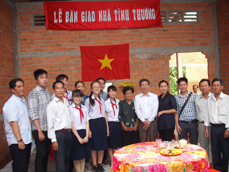 Lễ bàn giao nhà Tình thương hộ bà Nguyễn Thị Minh, ấp Mỹ Phú- Song Thuận.