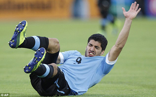 Suarez chấn thương nhưng vẫn có tên trong danh sách tham dự World Cup 2014 - Ảnh:AP