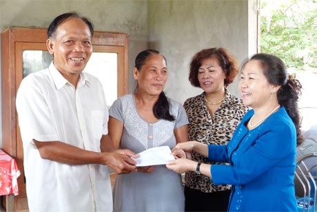 Bà Nguyễn Thị Thu Hồng, Phó Chủ tịch Tổng Liên đoàn Lao động Việt Nam trao quà cho gia đình cô Nguyễn Thị Thu Hồng (CĐCS  Trường THCS Vĩnh Hựu, huyện Gò Công Tây).