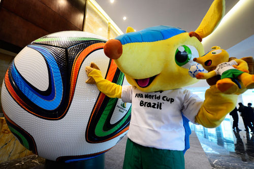 Linh vật Fuleco bên cạnh trái bóng Brazuca (Ảnh: FIFA)