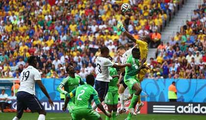 Pogba (trái) ghi bàn vào lưới Nigeria