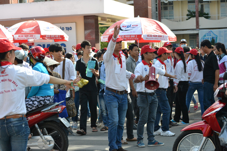 Không ngại nguy hiểm căng tay giữa dòng xe giúp điều tiết giao thông.