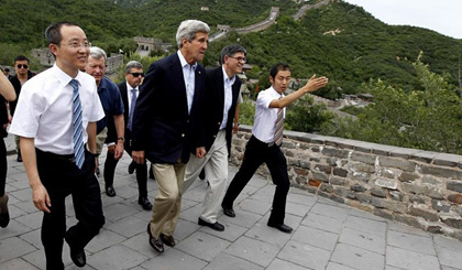 Ngoại trưởng Mỹ John Kerry thăm Vạn Lý Trường Thành hôm 9-7. (Nguồn: AP)