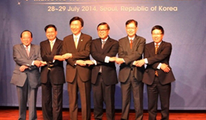 Foreign Minister Pham Binh Minh (first right) and other participants at the fourth meeting of the Mekong – Republic of Korea foreign ministers’ meeting in Seoul. Photo: VNA