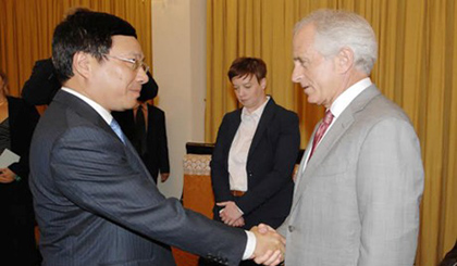 Deputy PM, FM Pham Binh Minh welcomes US Senator Bob Corker, Ha Noi, August 4, 2014 - Photo: VGP