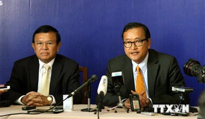 Chủ tịch CNRP Sam Rainsy (trái), Phó Chủ tịch CNRP Kem Sokha tại buổi họp báo.