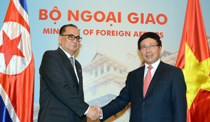 Deputy PM, FM Pham Binh Minh welcomes FM Ri Su Yong of the Democratic People’s Republic of Korea (DPRK) on August 6, Ha Noi - Photo: VGP