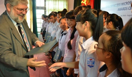   US Embassy Counselor for Public Affairs Mr Terry J. White presented scholarships to 25 students from Bac Ninh province on August 7. (Photo: giaoducthoidai.vn)