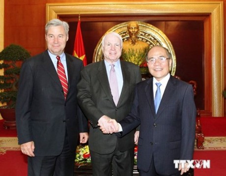  Chủ tịch Quốc hội Nguyễn Sinh Hùng tiếp hai thượng nghị sỹ John McCain (giữa) và Sheldon Whitehouse (bên trái).