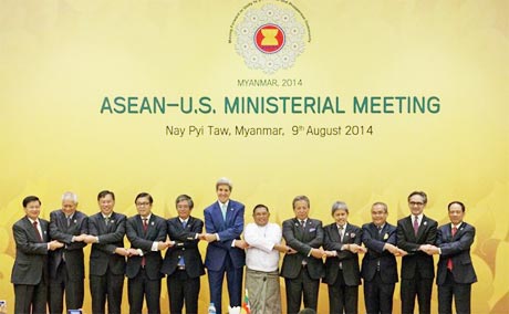 Ngoại trưởng Mỹ John Kerry chụp ảnh lưu niệm với các Ngoại trưởng ASEAN. Ảnh: AP