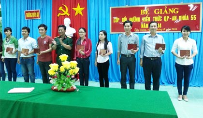 Học viên nhận Giấy chứng nhận hoàn thành khóa bồi dưỡng kiến thức QP-AN.