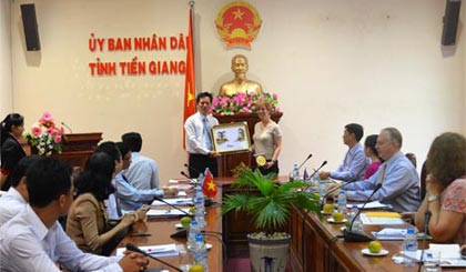 Ông Nguyễn Thành Diệu, Phó Giám đốc Sở Ngoại vụ trao lôgo của tỉnh và quà lưu niệm cho bà Lisa Karen Bernhardt.