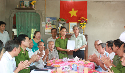 Trao quyết định trao nhà cho em Hứa Văn Nam.