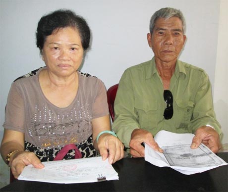 Bà Võ Thị Kim Hường và ông Nguyễn Văn Dũng trình bày khiếu nại về việc bị cắt chế độ trợ cấp thương binh.
