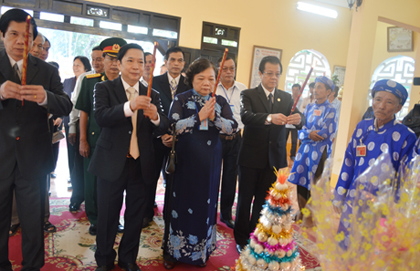 Chủ tịch nước Trương Tấn Sang, nguyên Phó Chủ tịch nước Trương Mỹ Hoa dâng hương Anh hùng dân tộc Trương Định.