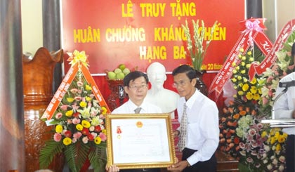 Ông Đặng Văn Châu, Phó Bí thư Thường  trực Huyện ủy Gò Công Đông trao Huân Chương Kháng chiến hạng Ba cho đại diện gia đình bà Trần Thị Ngọc.