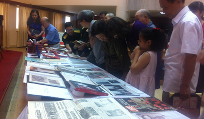  Visitors see newly collected documents and objects (Photo by Ha Thao)