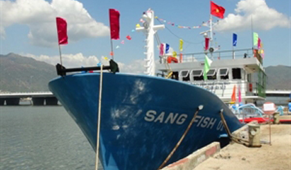 A steel fishing vessel on the day it is handed over to a fisherman in Pho Trach commuen, Duc Pho district, Quang Ngai province (Photo: VNA)