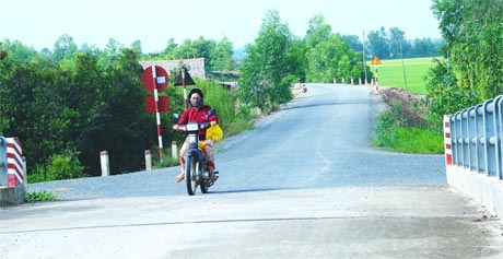 Công trình đường tây Kinh Tây (đoạn đi ngang khu du lịch sinh thái): Được đầu tư dưới hình thức nâng cấp, mở rộng nhằm phục vụ cho Khu du lịch sinh thái Đồng Tháp Mười và thúc đẩy phát triển kinh tế - xã hội của huyện. Công trình được đầu tư từ nguồn vốn tín dụng ưu đãi. Quy mô mặt đường rộng 5m, chiều dài gồm 870m đan và 440m nhựa, tải trọng 8 tấn. Tổng vốn đầu tư 4,4 tỷ đồng. Công trình hoàn thành đáp ứng nhu cầu đi lại của người dân và phục vụ du khách đến với khu du lịch sinh thái.