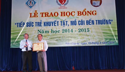 Ông Trần Thanh Đức, Phó Chủ tịch UBND tỉnh trao Bằng khen cho Công ty TNHH MTV Xổ số kiến thiết Tiền Giang.