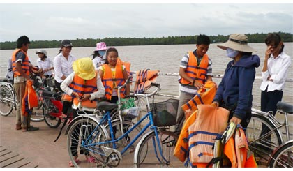 Việc nhắc nhở hành khách mặc áo phao nên  tạo thành  thói quen. (ảnh chụp tại Bến phà  Bình Ninh -  Tân Thới).  Ảnh: P.L