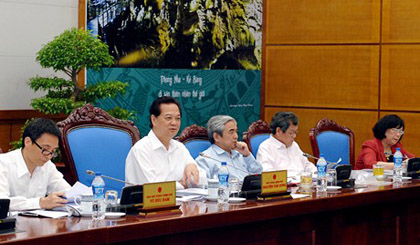 Khẩn trương biên soạn chương trình chuẩn, thống nhất; sớm lựa chọn phương án thi quốc gia để công bố,... là những vấn đề được Thủ tướng Nguyễn Tấn Dũng nhấn mạnh trong phiên họp Ủy ban Quốc gia Đổi mới giáo dục và đào tạo, chiều 26/8.