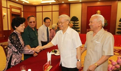 Party G.S. Nguyen Phu Trong meets with former youth volunteers (Photo: VNA)