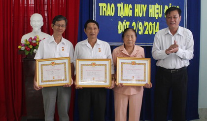 Ông Nguyễn Trọng Hữu, Phó Trưởng ban Tuyên giáo Thành ủy kiêm Giám đốc Trung tâm Bồi dưỡng Chính trị TP. Mỹ Tho trao huy hiệu 40 năm tuổi Đảng tại Phường 10