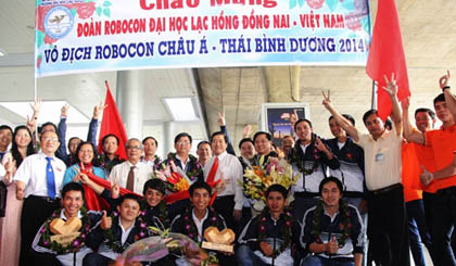 Crowded teachers, friends welcome Vietnam Robocon team at the airport (Photo:SGGP)