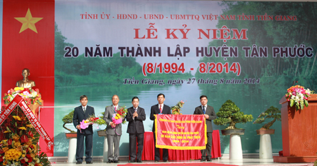  Mr. Nguyen Van Danh, Deputy Permanent Secretary of the Party Committee and Chairman of Provincial Council awarded the Labor Medal Third Class for the second group.