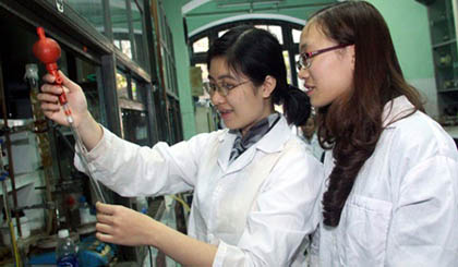 Students at a laboratory at Ha Noi University of Science. Viet Nam needs to provide adequate salaries for young scientists in order to keep them motivated, an official said at a workshop this week. – VNA/VNS Photo Bich Ngoc