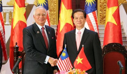 Thủ tướng Chính phủ Nguyễn Tấn Dũng tiếp Thủ tướng Malaysia Najib Tun Razak và Phu nhân thăm chính thức Việt Nam hồi tháng 4 vừa qua.