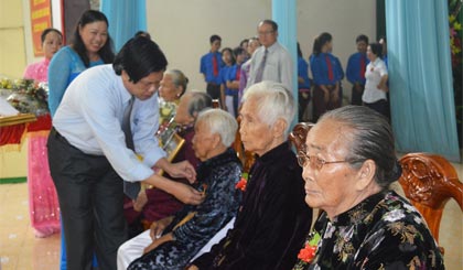 Ông Nguyễn Văn Danh, Phó Bí thư Thường trực Tỉnh ủy, Chủ tịch HĐND tỉnh gắn Huy hiệu và trao Bằng Danh hiệu vinh dự Nhà nước cho các “Bà mẹ Việt Nam Anh hùng”.